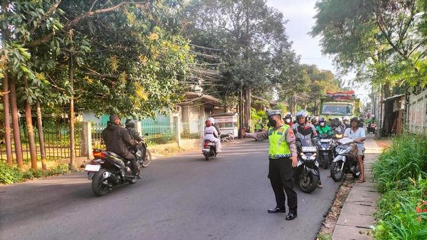 Truk kejeblos parit di kawasan Cibubur mengakibatkan lalu lintas macet hingga ke Tol Jagorawi. Hingga Kamis (26/2/2026) pukul 20.00 WIB, lalu lintas di lokasi masih macet.