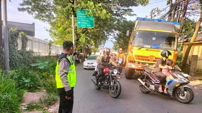 Truk Kejeblos Parit di Cibubur, Lalin Macet Sampai Tol Jagorawi