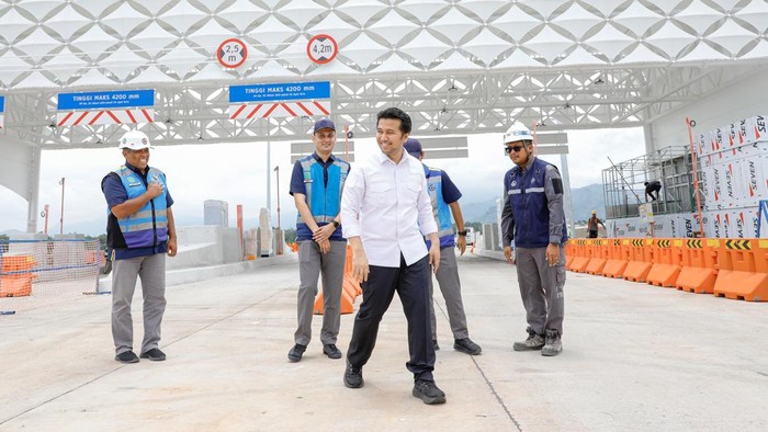 Wagub Emil Dardak meninjau progres tol Gending-Besuki