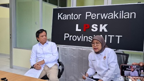 Wakil Ketua LPSK Sri Suparyati (kanan) didampingi Sekjend LPSK Sriyana, saat konferensi pers di Kota Kupang, NTT, Kamis (26/2/2026).