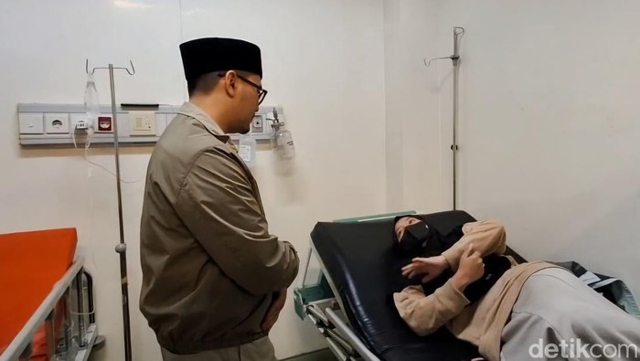 Wakil Wali Kota Cimahi, Adhitia Yudisthira saat mengecek kondisi guru yang keracunan MBG