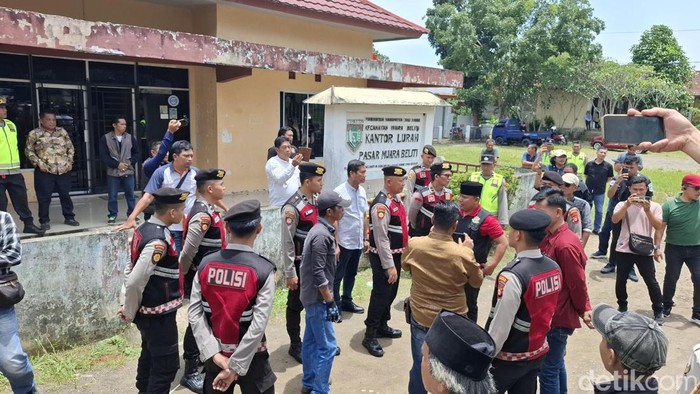 Warga melakukan perusakan di Kantor Lurah Pasar Muara Beliti