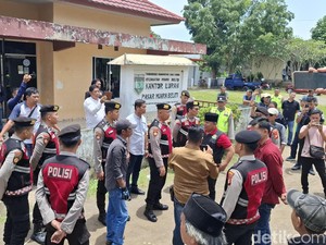 Demo di Musi Rawas Ricuh, Massa Rusak Kantor Lurah Pasar Muara Beliti