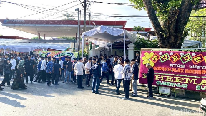 Warga mendatangi rumah duka Alex Noerdin di Palembang