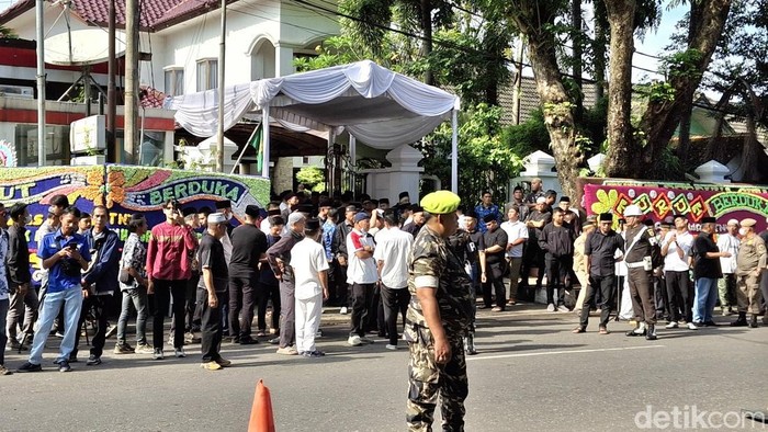 Warga saat menanti kedatangan jenazah Alex Noerdin di rumah dukanya Palembang