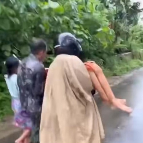 Warga sakit asma digendong tiga orang melewati jalan putus di Desa Buwun Mas, Kecamatan Sekotong, Lombok Barat, Kamis (26/2/2026). (Istimewa)