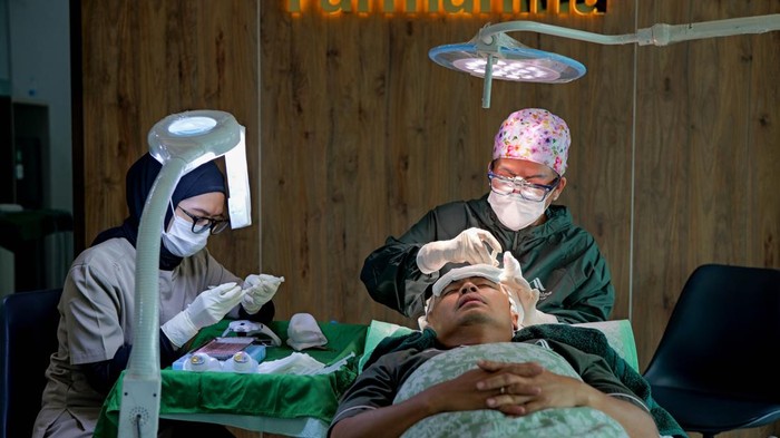 Wendi Cagur tampil percaya diri setelah menjalani transplantasi rambut. Ia mengonfirmasi perubahan penampilannya dan tetap mempertahankan karakter humornya.