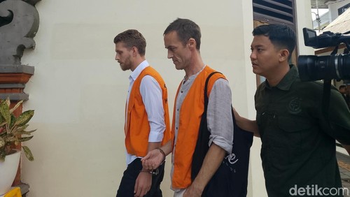 Dua warga Inggris terdakwa penyelundupan kokain menuju ruang sidang PN Denpasar, Kamis (26/2/2026).