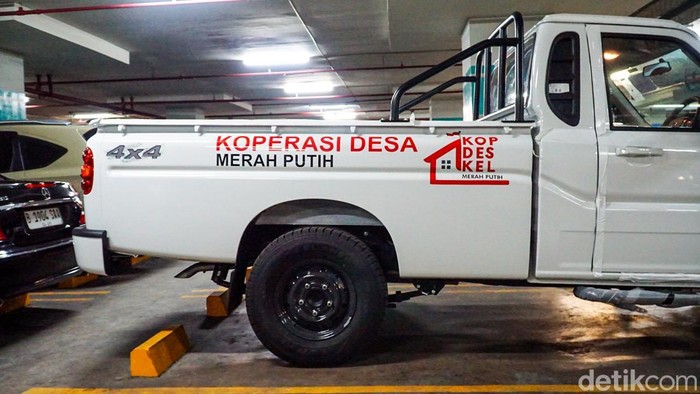Pick up yang diimpor dari India untuk kebutuhan Koperasi Desa Merah Putih sudah berdatangan ke Indonesia. Berikut ini wujud Pick up India berstiker Koperasi Merah Putih itu, Kamis (26/2/2026).