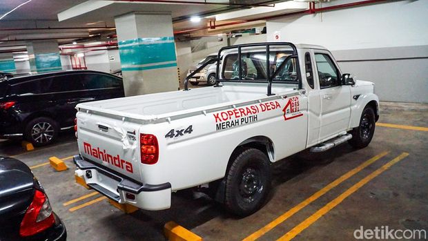 Wujud Pick Up India Mahindra Berstiker Koperasi Merah Putih Pick up yang diimpor dari India untuk kebutuhan Koperasi Desa Merah Putih sudah berdatangan ke Indonesia. Berikut ini wujud Pick up India berstiker Koperasi Merah Putih itu, Kamis (26/2/2026).