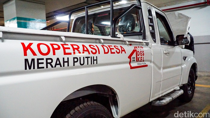 Pick up yang diimpor dari India untuk kebutuhan Koperasi Desa Merah Putih sudah berdatangan ke Indonesia. Berikut ini wujud Pick up India berstiker Koperasi Merah Putih itu, Kamis (26/2/2026).