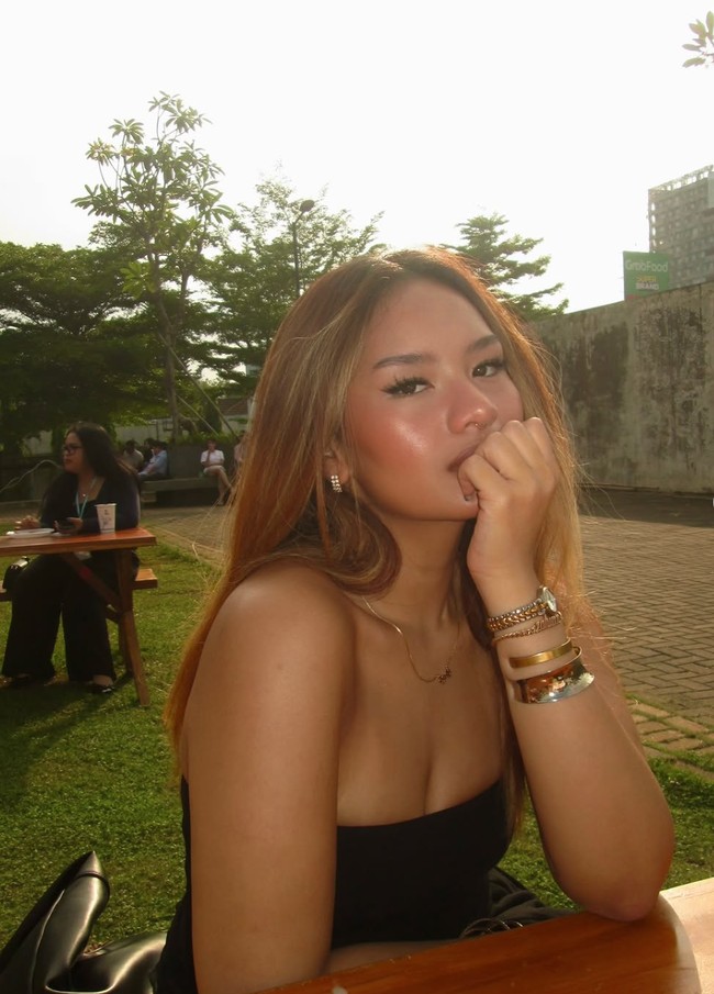 Dalam foto-foto unggahan di Instagram, Zahwa kerap tampil berani memamerkan kecantikan kulit eksotisnya. Ia juga memiliki gaya stylish yang membuat penampilannya kerap jadi panutan. Foto: Instagram/@zahwamassaid