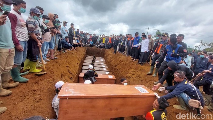 10 peti jenazah korban longsor cisarua tanpa nama dimakamkan dalam satu lubang