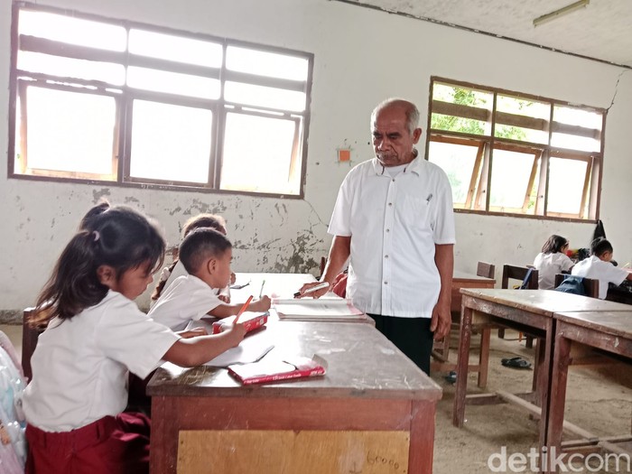 Agusthinus Nitbani, saat mengajar di ruang kelas III SD Negeri Batu Lesa.