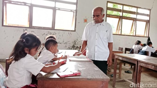 Agusthinus Nitbani, saat mengajar di ruang kelas III SD Negeri Batu Lesa.