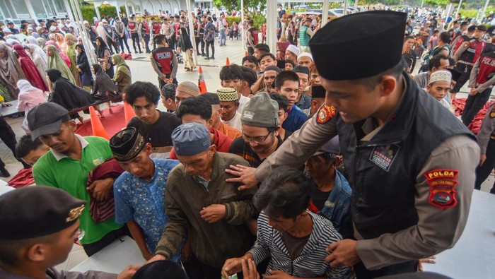 Warga mengantre mengambil beras yang dibagikan gratis di Masjid Al Hakim Islamic Center Padang, Sumatera Barat, Jumat (27/2/2026). Kepolisian membagikan sedikitnya lima ton beras untuk 1.000 warga yang merupakan sumbangan dari Kapolda Sumbar Irjen Pol Gatot Tri Suryanta.  ANTARA FOTO/Fitra Yogi/foc.