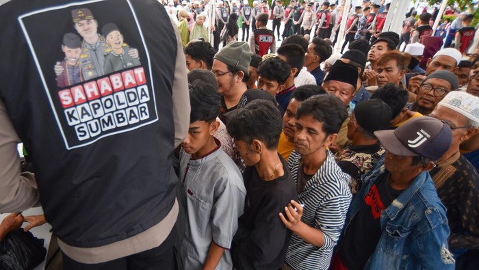 Warga mengantre mengambil beras yang dibagikan gratis di Masjid Al Hakim Islamic Center Padang, Sumatera Barat, Jumat (27/2/2026). Kepolisian membagikan sedikitnya lima ton beras untuk 1.000 warga yang merupakan sumbangan dari Kapolda Sumbar Irjen Pol Gatot Tri Suryanta.  ANTARA FOTO/Fitra Yogi/foc.