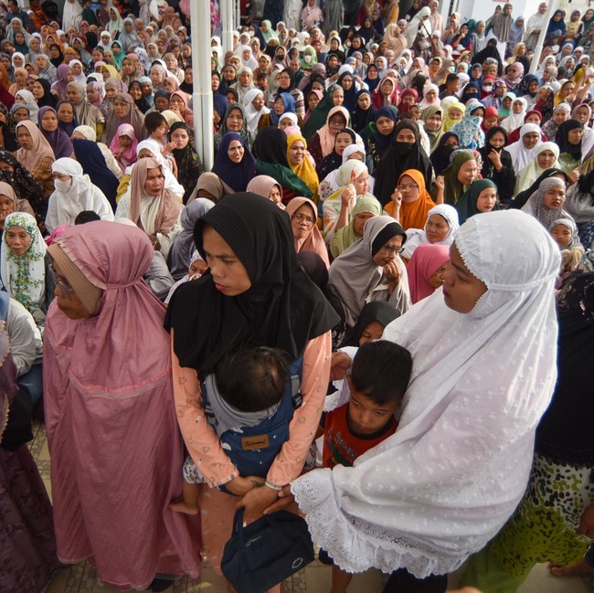 Antrean Mengular, 5 Ton Beras Gratis Diserbu Warga Padang