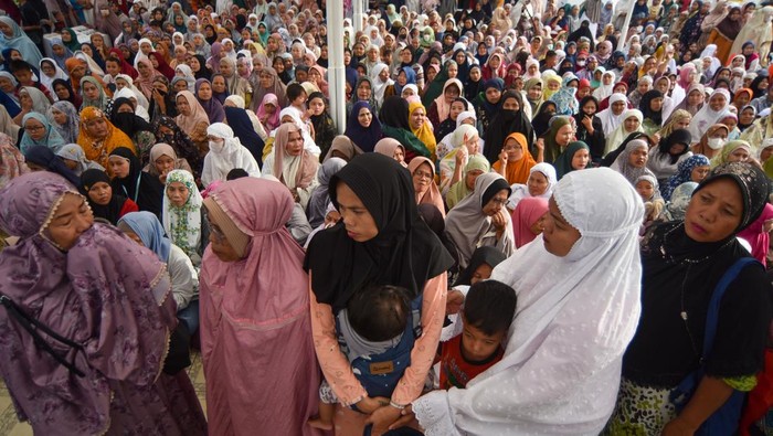 Warga mengantre mengambil beras yang dibagikan gratis di Masjid Al Hakim Islamic Center Padang, Sumatera Barat, Jumat (27/2/2026). Kepolisian membagikan sedikitnya lima ton beras untuk 1.000 warga yang merupakan sumbangan dari Kapolda Sumbar Irjen Pol Gatot Tri Suryanta. ANTARA FOTO/Fitra Yogi/foc.