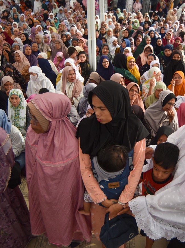 Antrean Mengular, 5 Ton Beras Gratis Diserbu Warga Padang