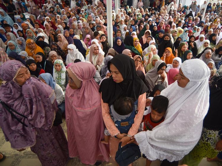 Antrean Mengular, 5 Ton Beras Gratis Diserbu Warga Padang