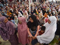 Antrean Mengular, 5 Ton Beras Gratis Diserbu Warga Padang