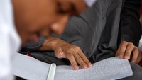 Santri difabel netra tampak meraba lembaran mushaf braille saat mengikuti pembelajaran Al-Quran dalam rangkaian program Ramadan 1447 Hijriah yang difasilitasi tanpa biaya oleh Yayasan Tabungan Surga. Foto: AntaraFoto/ARIF FIRMANSYAH