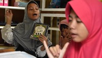Proses belajar berlangsung interaktif dengan bimbingan guru yang memperagakan setiap gerakan tangan secara runtut dan jelas. Selain memperdalam bacaan, siswa juga diasah keterampilannya dalam menuliskan ayat guna memperkuat daya ingat selama bulan suci. ANTARA FOTO/Arif Firmansyah