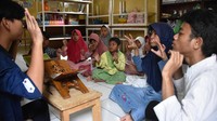 Guru mengajar siswa penyandang tuna rungu membaca Al Quran dengan bahasa isyarat di SLB Cahaya Quran, Ciampea, Kabupaten Bogor, Jawa Barat, Jumat (27/2/2026). Foto: AntaraFoto/ARIF FIRMANSYAH