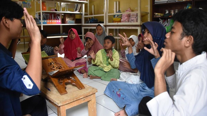 Guru mengajar siswa penyandang tuna rungu membaca Al Quran dengan bahasa isyarat di SLB Cahaya Quran, Ciampea, Kabupaten Bogor, Jawa Barat, Jumat (27/2/2026). Pesantren tuna netra dan SLB Cahaya Quran yang diselenggarakan Yayasan Tabungan Surga secara gratis tersebut menggelar berbagai kegiatan keagamaan seperti membaca dan menulis Al Quran saat bulan suci Ramadhan 1447 Hijriah. ANTARA FOTO/Arif Firmansyah/nz