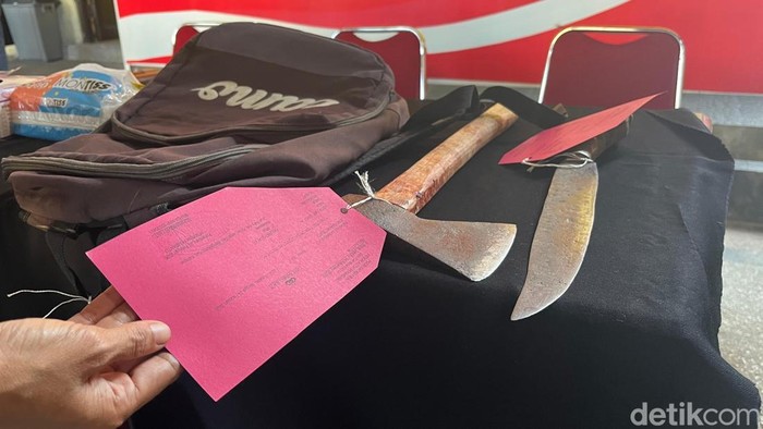 Barang bukti yang dipakai pelaku untuk membacok mahasiswi UIN Suska Riau. (Raja Adil Siregar/detikSumut)