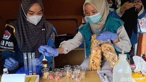 BBPOM Mataram melakukan pengecekan pada 75 sampel takjil di sentra kuliner Pagutan, Kota Mataram, Jumat (27/2/2026) sore. (Nathea Citra/detikBali)
