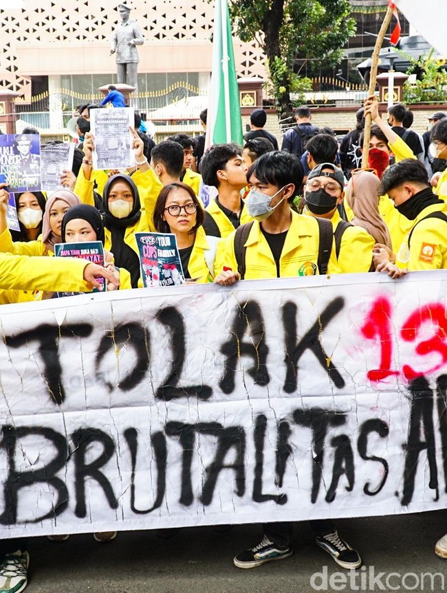 BEM UI Demo di Mabes Polri Tolak Brutalitas Aparat