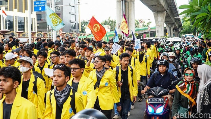 Badan Eksekutif Mahasiswa (BEM) Universitas Indonesia menggelar aksi unjuk rasa di depan Markas Besar Kepolisian Negara Republik Indonesia, Jumat (27/2/2026). Massa aksi membawa berbagai poster dan banner berisi tuntutan.