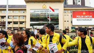 Permintaan Maaf Mahasiswi UI yang Coret-coret Serban Polwan