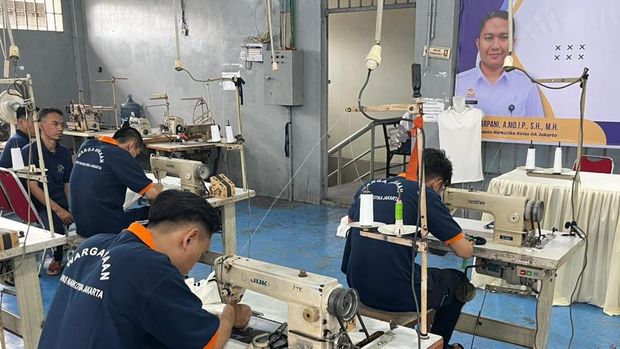 Bengkel garmen merupakan sarana program pembinaan kemandirian para narapidana.