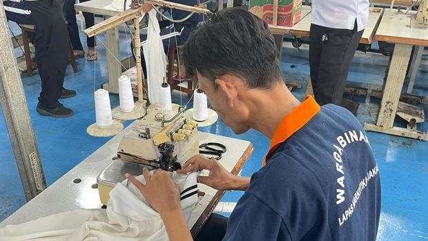 Bengkel garmen merupakan sarana program pembinaan kemandirian para narapidana.