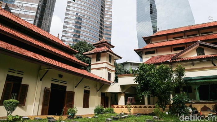Salah satu masjid bersejarah yang kuno di Jakarta adalah Masjid Hidayatullah yang terletak di Kawasan Kuningan, Karet Semanggi, Kecamatan Setiabudi, Kota Jakarta Selatan. Masjid ini telah berdiri sejak tahun 1747 dan memiliki desain yang unik dengan menggabungkan pengaruh dari tiga budaya yaitu Hindu, Tionghoa, dan Betawi.
