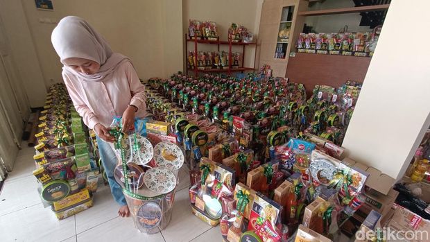 Karyawan menyusun pesanan parsel yang membludak untuk lebaran di gudang kerajinan parsel Jalan Jatisari, Kelurahan Sumampir, Kecamatan Purwokerto Utara, Kabupaten Banyumas Jumat (27/2/2026).