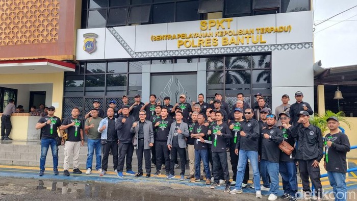 Brigade Joxzin mendatangi Polres Bantul untuk menyampaikan surat terbuka ke Kapolres Bantul terkait kasus pembunuhan di Sedayu yang menewaskan salah satu anggotanya, Jumat (27/2/2026).