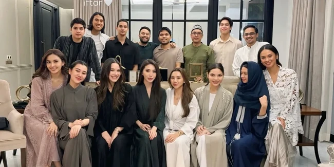 Aaliyah Massaid baru-baru ini terlihat mengikuti acara buka puasa bersama rekan-rekan artisnya. Kompak, para artis yang hadir tampil santun dalam balutan busana yang sopan dan tertutup. Foto: Instagram/@ranggazlaksmana