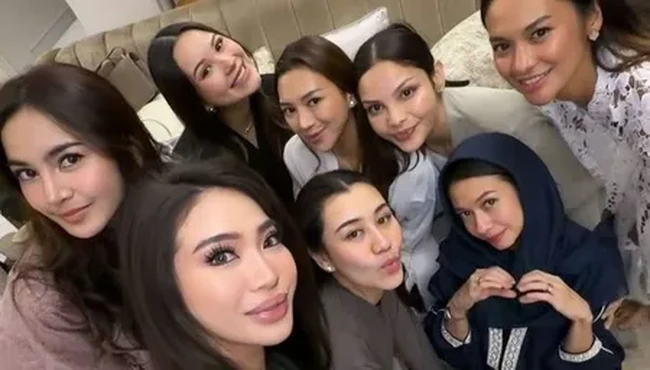 Acara bukber tersebut menghadirkan sederet nama artis seperti Mahalini, Yuki Kato, hingga Alyssa Daguise. Kehadiran mereka membuat pertemuan ini bukan sekadar makan bersama, tetapi juga jadi kesempatan mereka saling silaturahmi dan berbagi cerita. Foto: Instagram/@ranggazlaksmana