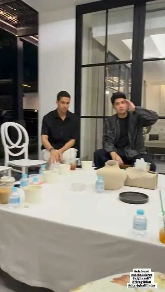 Suami Alyssa Daguise, Al Ghazali, dan Salim Nauderer juga terlihat ikut mengobrol bersama rekan-rekan artis yang hadir. Foto: Instagram/@ranggazlaksmana