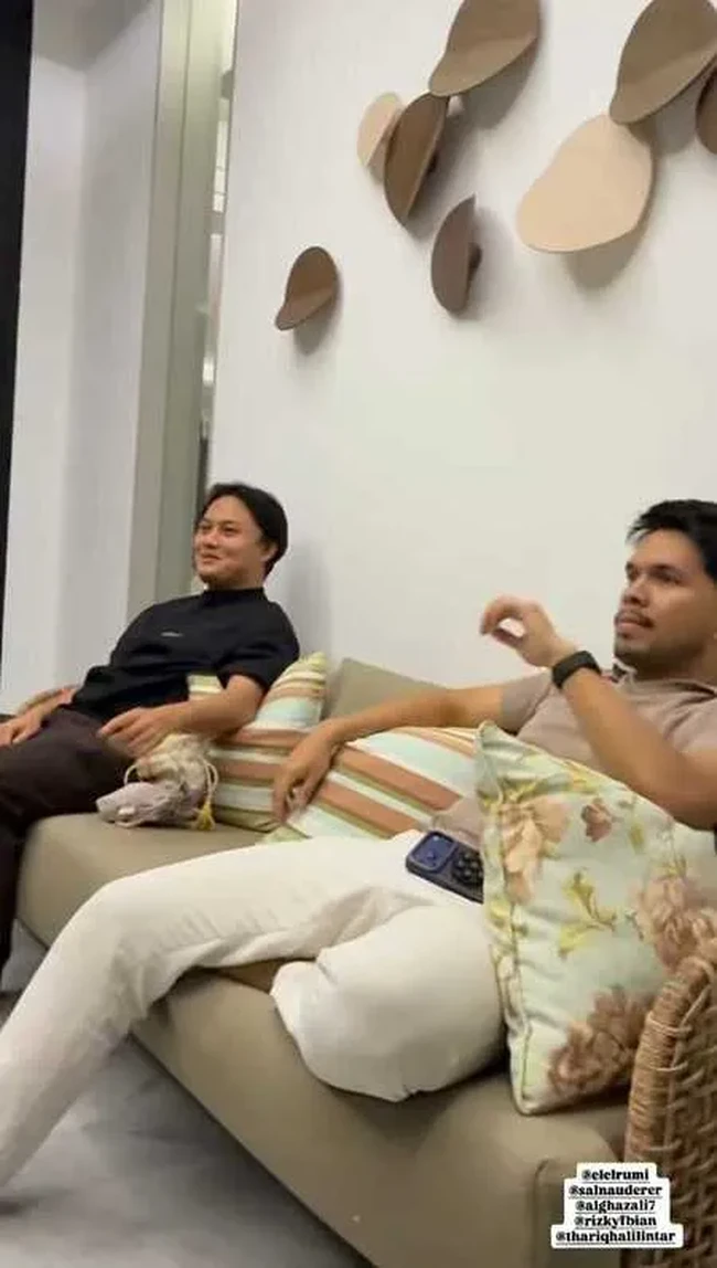 Masih di momen tersebut, Thariq Halilintar dan Rizky Febian juga menunjukkan keakraban mereka dengan rekan artis lain. Foto: Instagram/@ranggazlaksmana