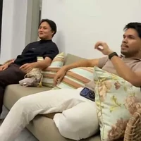 Masih di momen tersebut, Thariq Halilintar dan Rizky Febian juga menunjukkan keakraban mereka dengan rekan artis lain. Foto: Instagram/@ranggazlaksmana