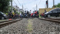 Pengendara melintas di Kawasan Bulak Kapal, Bekasi, Jumat (27/2/2026).   