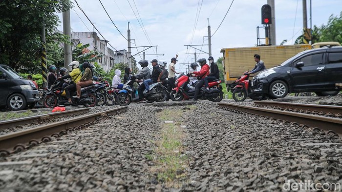 Pemerintah Kota Bekasi mulai melakukan pembongkaran sejumlah bangunan di kawasan Bulak Kapal, Kecamatan Bekasi Timur, sebagai bagian dari percepatan proses pembebasan lahan untuk proyek fly over yang sudah lama direncanakan.