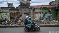  Berbagai bangunan yang berdiri di sepanjang Jalan HM Joyomartono kini mulai dibongkar dan dibersihkan untuk memberi ruang bagi pembangunan fly over yang diharapkan bisa mengurai kemacetan parah di persimpangan tersebut.   