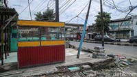 Area pembongkaran mencakup sekitar 150 meter di sepanjang Jalan HM Joyomartono, dengan sebagian besar bangunan sebelumnya difungsikan sebagai tempat usaha seperti toko, showroom, dan warung makan. Tahap awal pembongkaran ini merupakan bagian dari upaya mempercepat realisasi proyek fly over yang telah lama dinantikan warga.