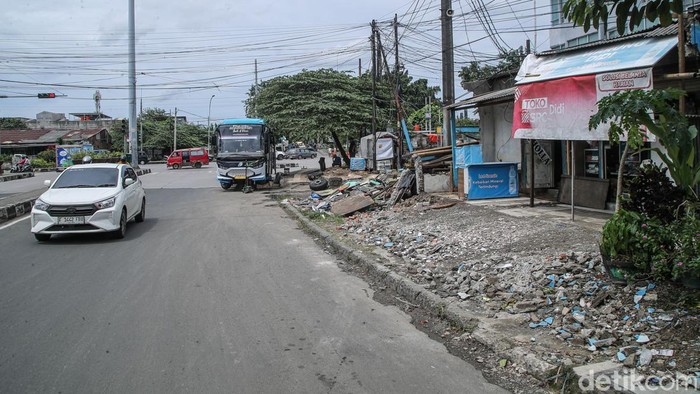 Pemerintah Kota Bekasi mulai melakukan pembongkaran sejumlah bangunan di kawasan Bulak Kapal, Kecamatan Bekasi Timur, sebagai bagian dari percepatan proses pembebasan lahan untuk proyek fly over yang sudah lama direncanakan.